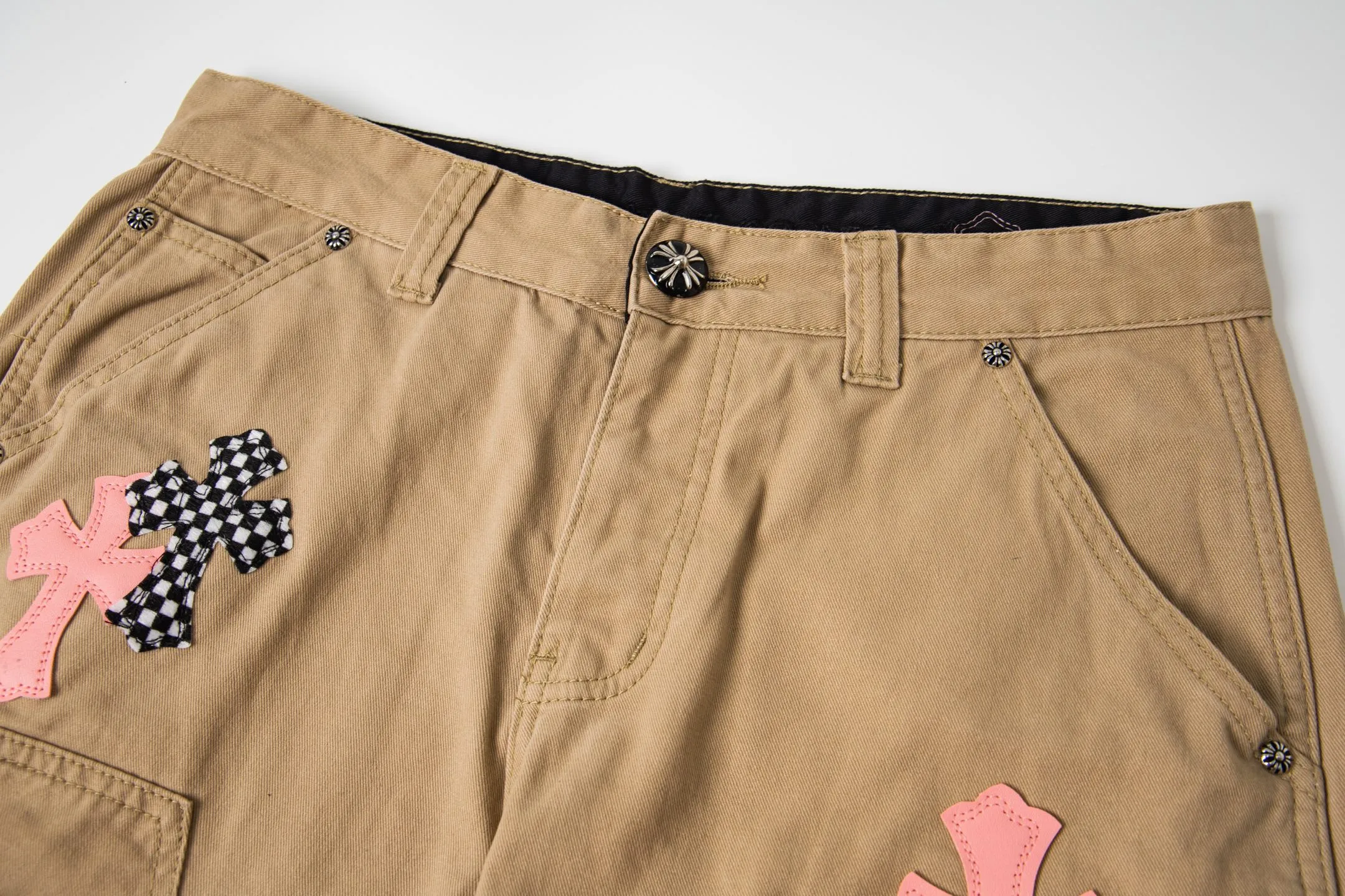 P270 💰 (Top version) Chrome Hearts cherry blossom pink leather logging spliced ​​washed jeans, truly restores the ultimate vintage texture, three-dimensional version, loose and comfortable, not picky about the figure, taller and slimmer, factory precision, original quality control, same style for men and women, can be matched with couples, versatile recommendation, must-have jeans for all seasons, fashionable people have been disappointed. From the quality selection of fabrics, the tailoring of details, and the matching of patterns, they are all impeccable! The upper body is so handsome when worn...it can be easily worn by men, women and children! The craftsmanship is made of heavy-duty washed pure cotton denim fabric. After washing, it is soft and thick and looks very stylish when worn. Color: Khaki Size: 28-30-32-34 (corresponds to S-M-L-XL)